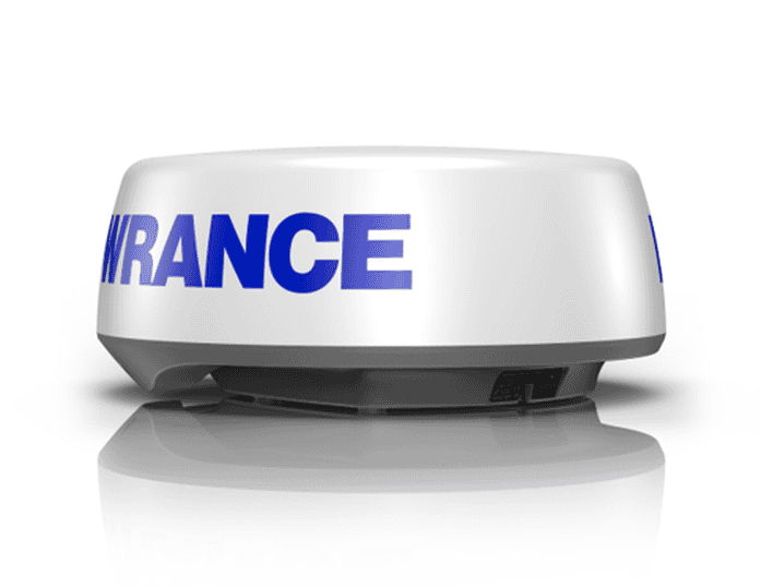 Lowrance HALO20 Radom-Antenne (000-14543-001) auf dem Dach eines Angelbootes bei Sonnenaufgang