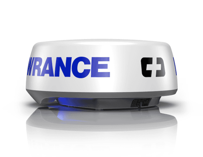 Lowrance und Simrad HALO20+ Radom-Antenne (000-14542-001) mit Doppler-Technologie auf einem Sportfischerboot im Hafen