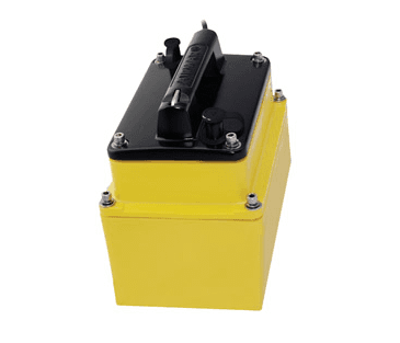 Airmar M260 1kW In-Hull Tank Mount Geber mit schwarzem 9-Pin-Anschluss (Art.-Nr. 000-13914-001) in der Produktansicht