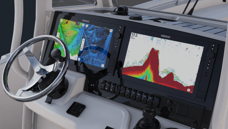 Simrad Multifunktionsdisplay im realen Einsatz auf dem Boots-Steuerstand