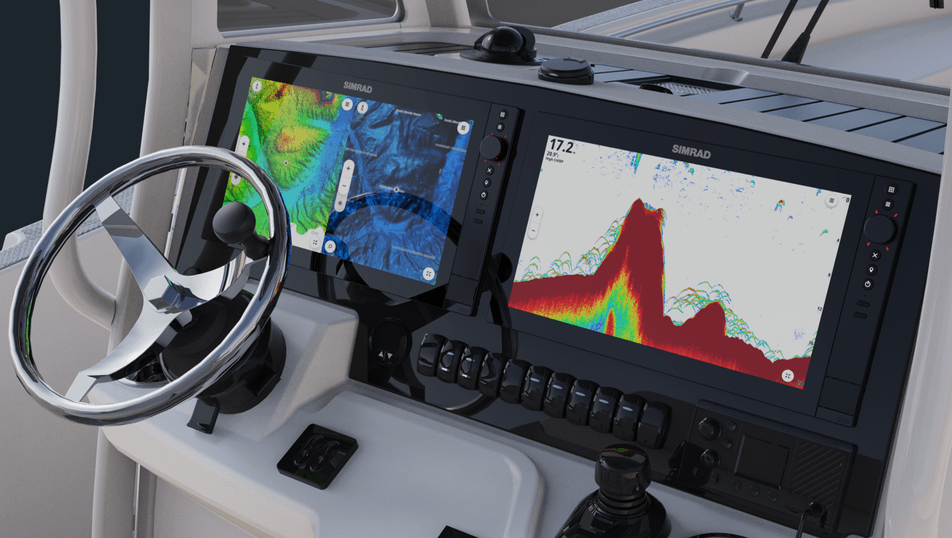 Simrad Multifunktionsdisplay im realen Einsatz auf dem Boots-Steuerstand