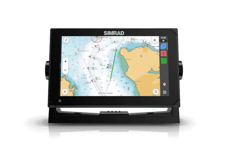Simrad NSX 9 Kartenplotter mit Halterung und Navigationskarten-Ansicht in der Frontalansicht