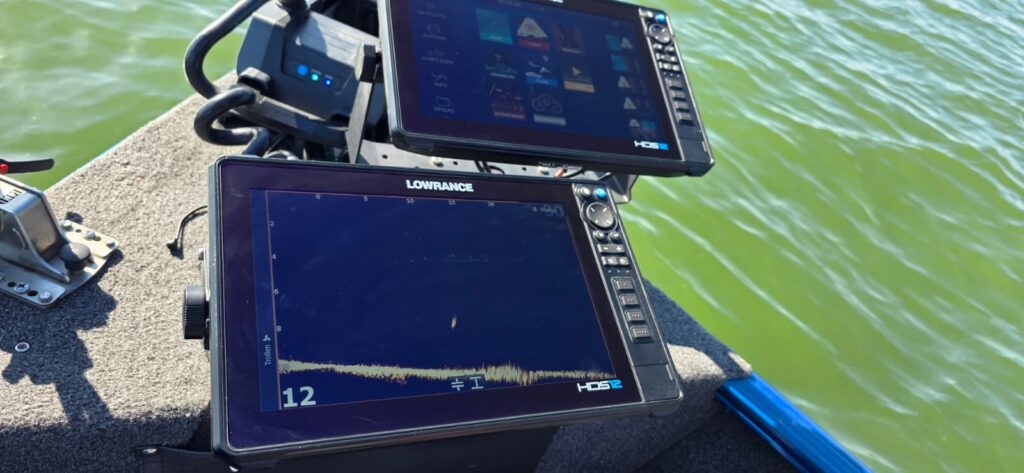 Lowrance HDS Pro 12 Zoll und ActiveTarget 2 XL im Praxistest am Wasser mit einem Zander auf dem Echolot-Bildschirm