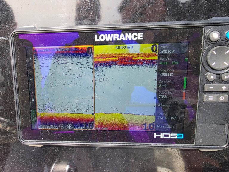 Direkter Echolot-Vergleich auf dem Lowrance HDS Pro 9: Airmar TM185HW mit detailreichen Fischsicheln im Vergleich zum Active Imaging HD 3-in-1 Transduce