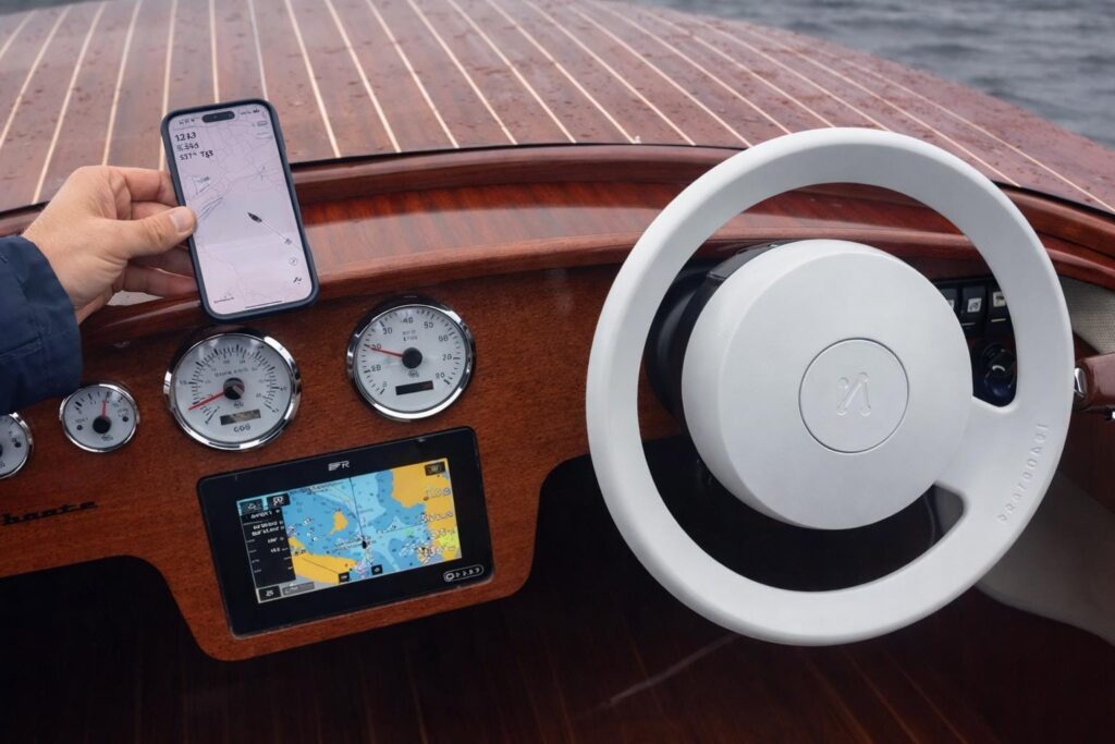 Searebbel MobilePilot Silver Autopilot am Steuerstand eines edlen Illenseebootes aus Schleswig mit Smartphone-Navigation