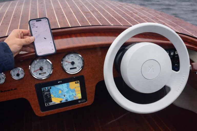 Searebbel MobilePilot Silver Autopilot am Steuerstand eines edlen Illenseebootes aus Schleswig mit Smartphone-Navigation