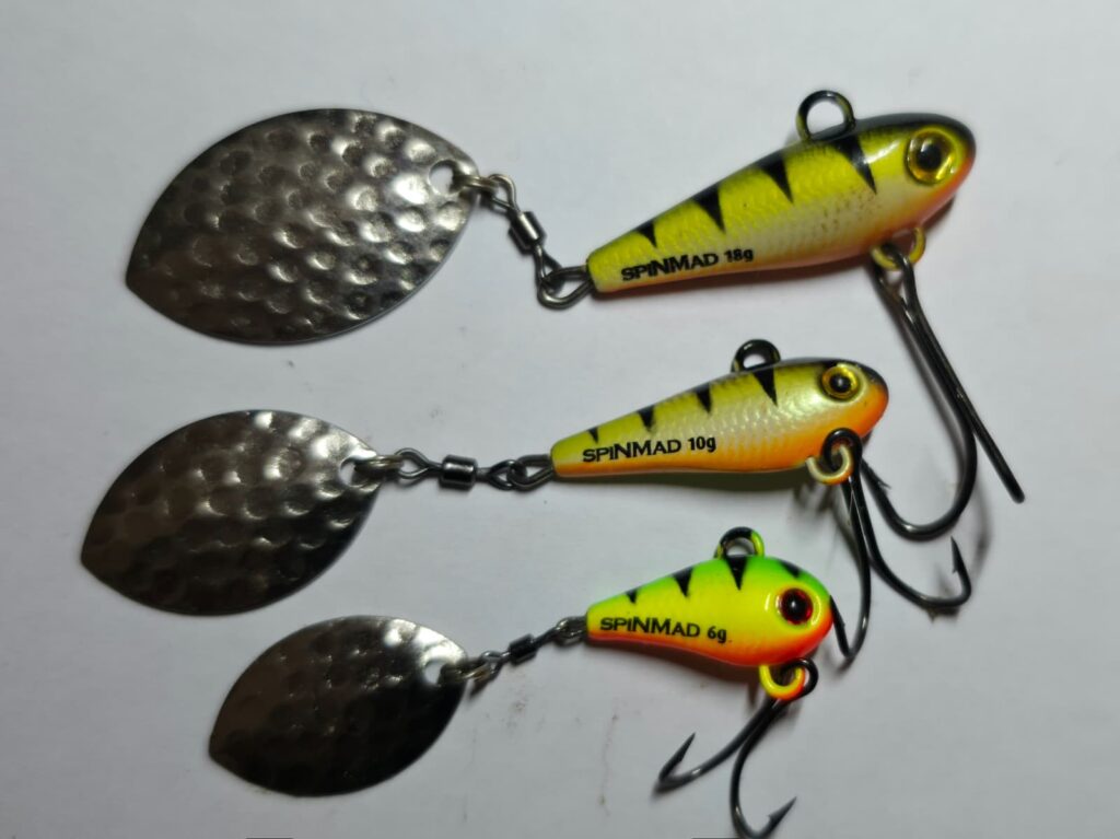 rei Spinmad Tail Spinner in den Gewichtsklassen 18g, 10g und 6g im Perch / Firetiger Dekor im Größenvergleich