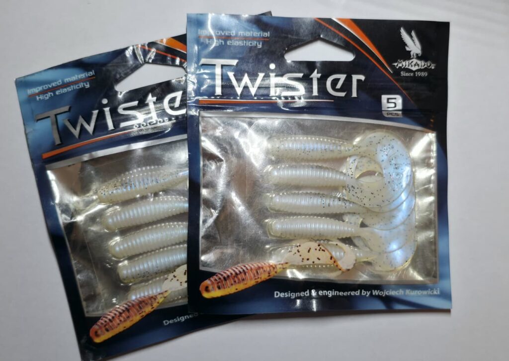 Zwei Blisterpackungen Mikado Twister Gummiköder (5er-Pack) mit hoher Elastizität im Perlmuttoid-Dekor mit Glitzer
