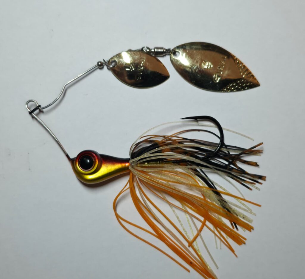 Gunki Chatterbait mit Firetiger-Kopf, Silikon-Skirt und zwei goldenen Weidenblättern für das Raubfischangeln