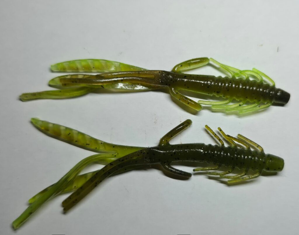 Zwei JAEGER ASTA Shrimp Gummiköder in der Farbe Taupe-Lime zur Nachahmung von Krebsen beim Raubfischangeln