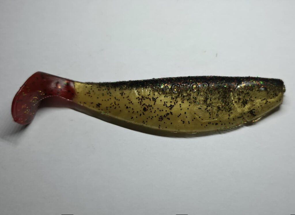ProfiBlinker Attractor Gummiköder in Größe F (11,5 cm) im Dekor Karauschen-Beige mit rotem Schaufelschwanz