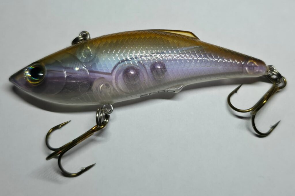 SPRO Lipless Crankbait / Vibrationsköder mit Rasselkammern und transparentem Dekor für das Raubfischangeln