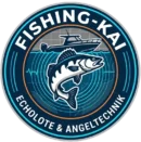 Logo von fishing-kai.de mit Raubfisch, Echolot-Sonarwellen und Angelboot – Echolote & Angeltechnik